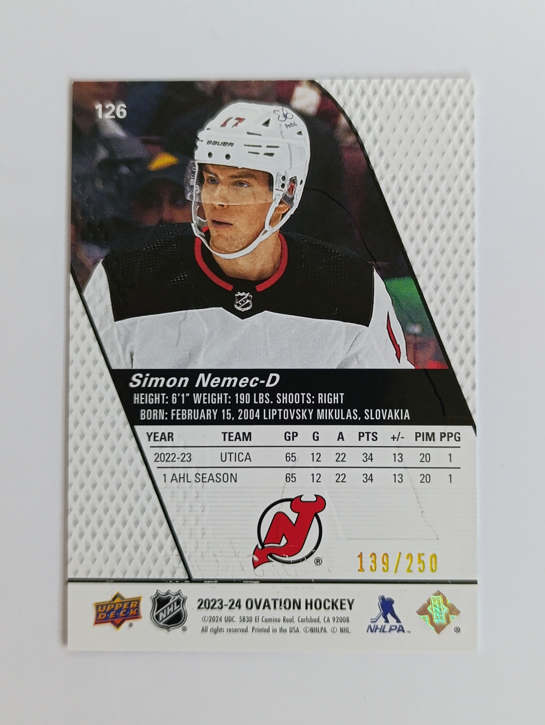 Šimon Nemec (New Jersey Devils, Slovensko) – RC – Standing Ovation Gold Spectrum – 2023-24 Upper Deck Ovation #139/250 – Obrázok 2