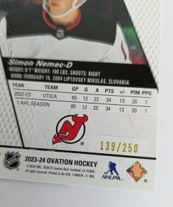 Šimon Nemec (New Jersey Devils, Slovensko) – RC – Standing Ovation Gold Spectrum – 2023-24 Upper Deck Ovation #139/250 – Obrázok 3