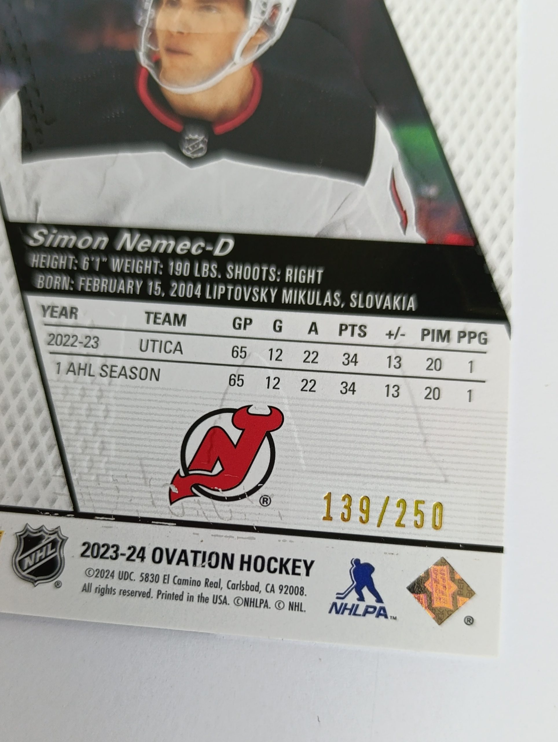Šimon Nemec (New Jersey Devils, Slovensko) – RC – Standing Ovation Gold Spectrum – 2023-24 Upper Deck Ovation #139/250 – Obrázok 3