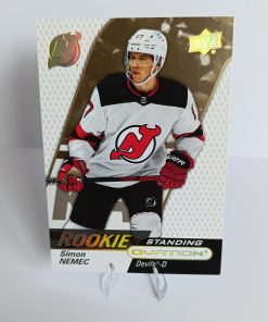 Šimon Nemec (New Jersey Devils, Slovensko) – RC – Standing Ovation Gold Spectrum – 2023-24 Upper Deck Ovation #139/250 – Obrázok 4