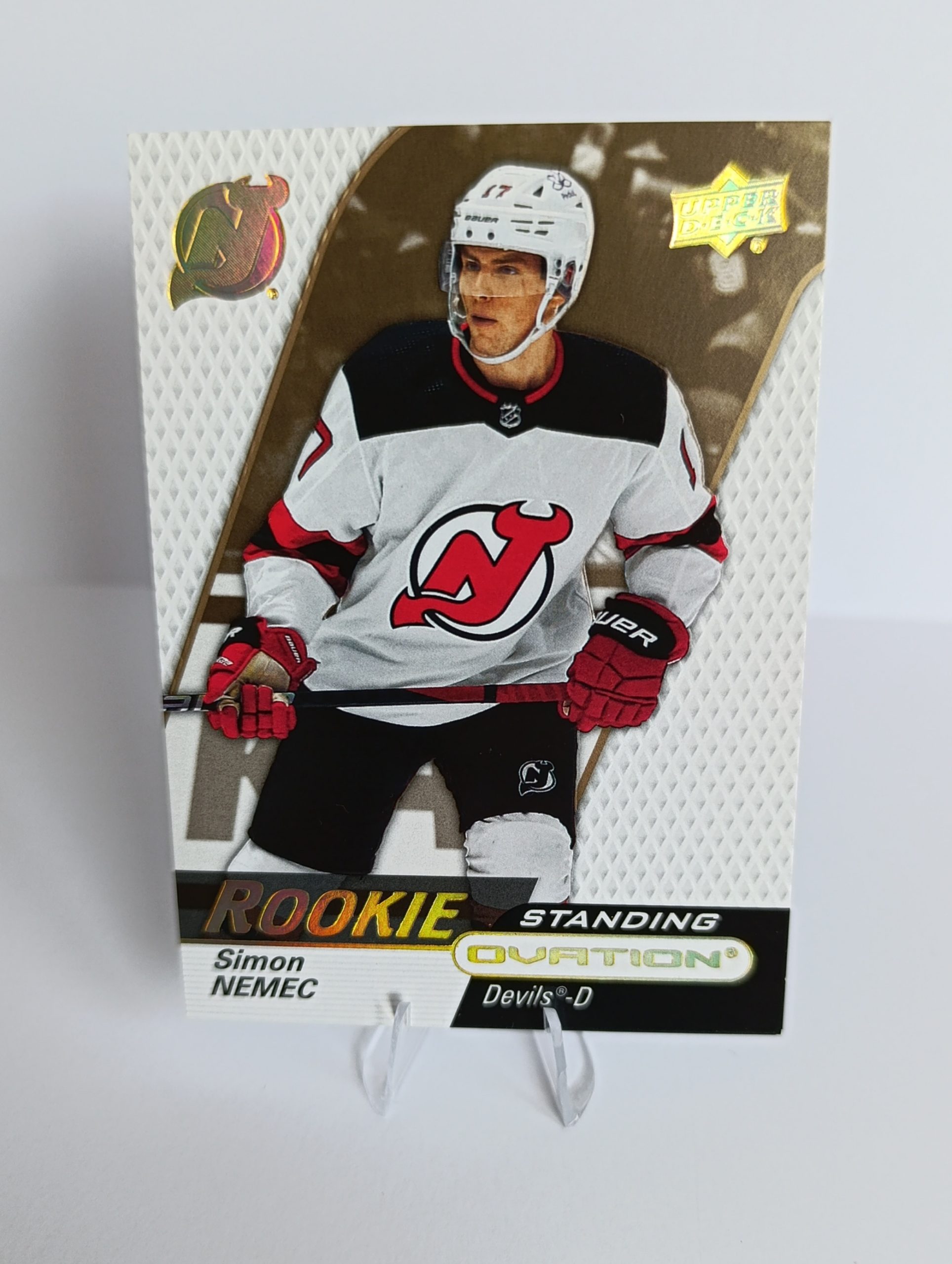 Šimon Nemec (New Jersey Devils, Slovensko) – RC – Standing Ovation Gold Spectrum – 2023-24 Upper Deck Ovation #139/250 – Obrázok 4