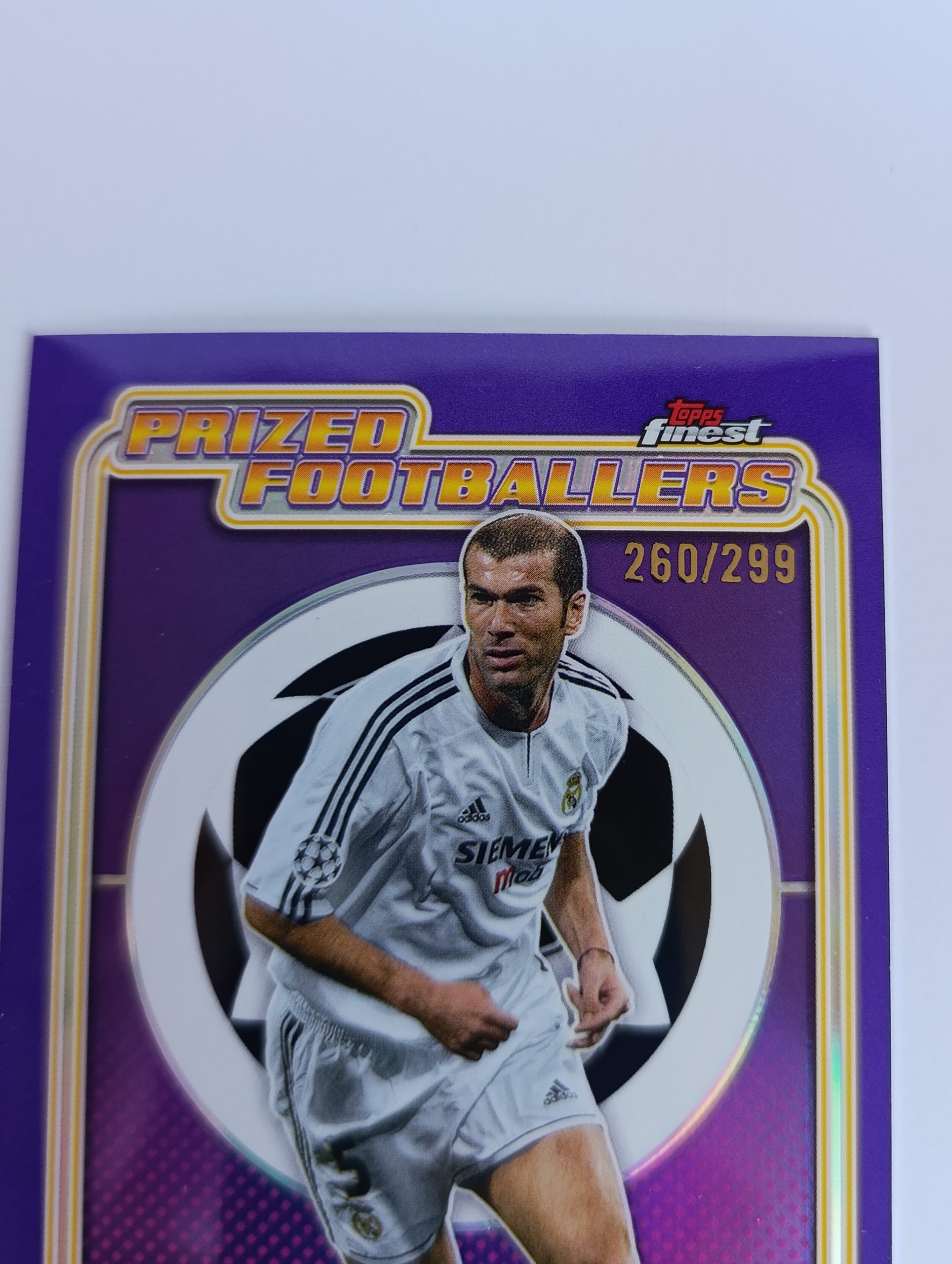 Zinédine Zidane (Real Madrid, Francúzsko) – Prized Footballers Purple Refractor – 2024-25 Topps Finest UEFA Club Competitions #260/299 – Obrázok 2