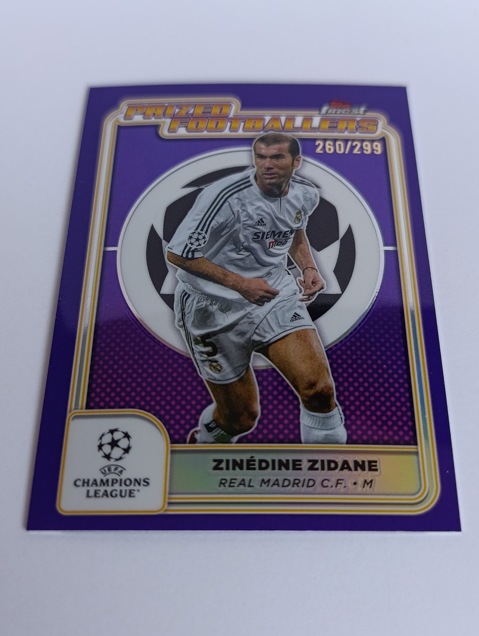Zinédine Zidane (Real Madrid, Francúzsko) – Prized Footballers Purple Refractor – 2024-25 Topps Finest UEFA Club Competitions #260/299 – Obrázok 4