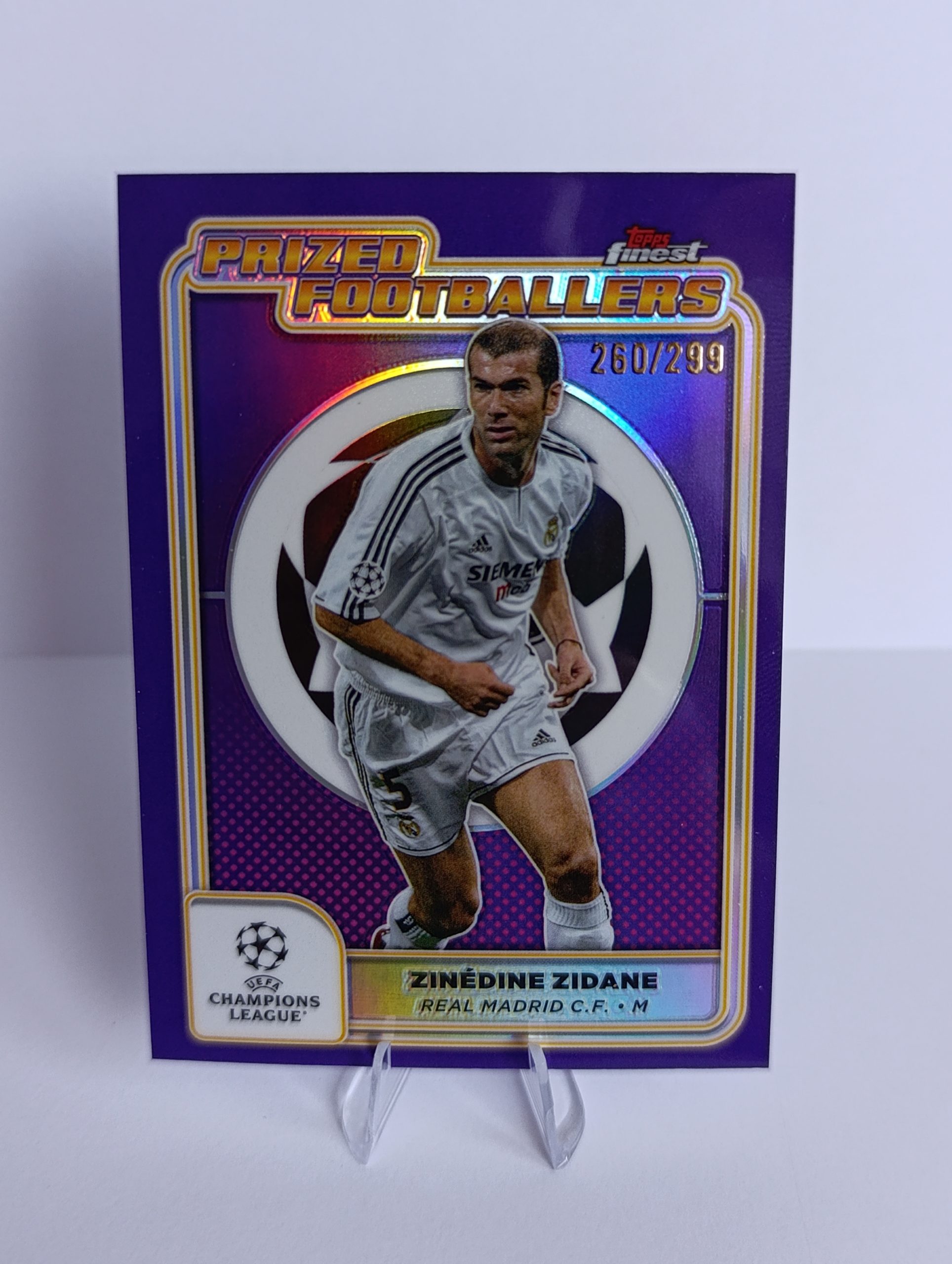 Zinédine Zidane (Real Madrid, Francúzsko) – Prized Footballers Purple Refractor – 2024-25 Topps Finest UEFA Club Competitions #260/299 – Obrázok 5