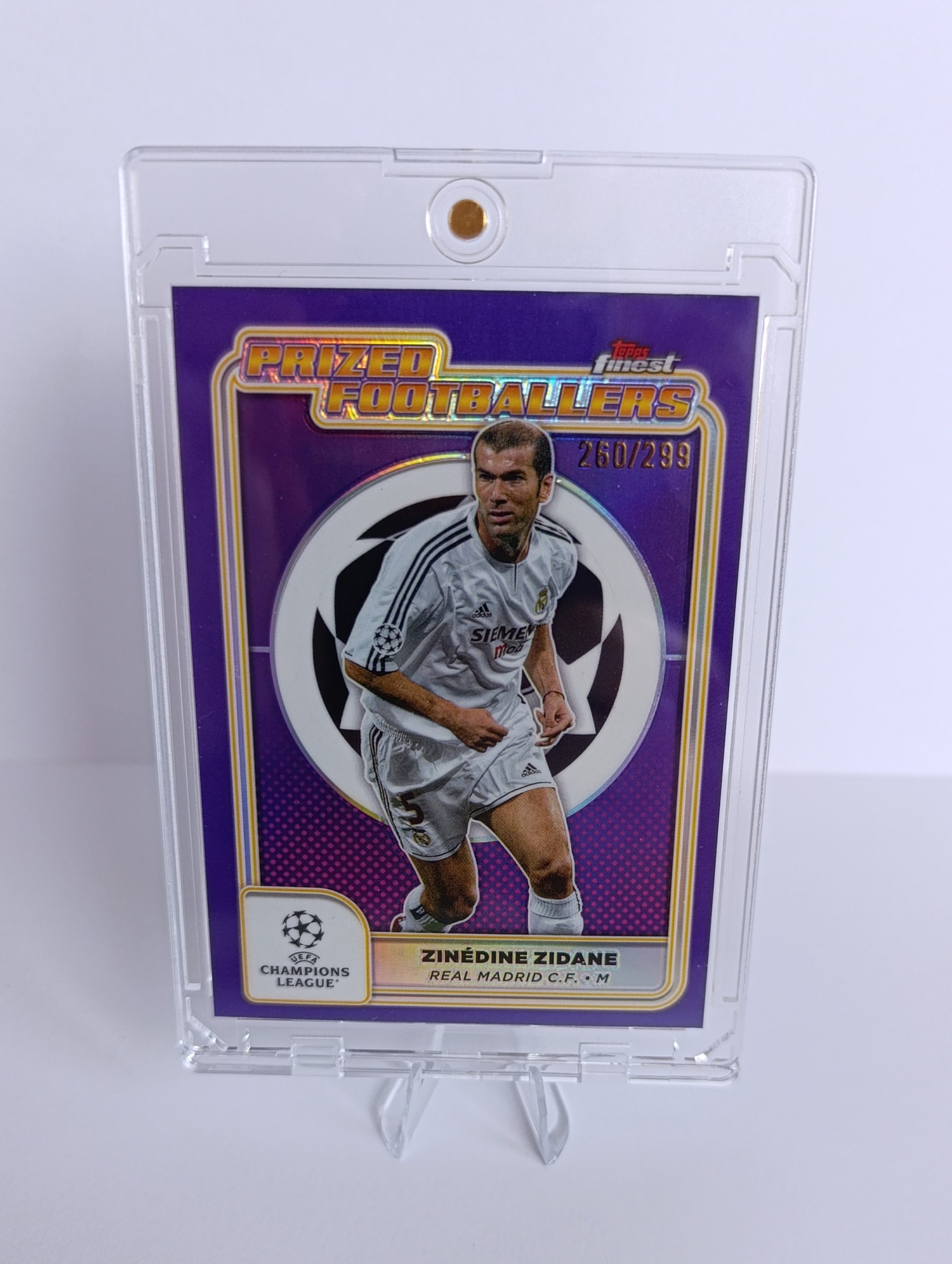 Zinédine Zidane (Real Madrid, Francúzsko) – Prized Footballers Purple Refractor – 2024-25 Topps Finest UEFA Club Competitions #260/299 – Obrázok 6