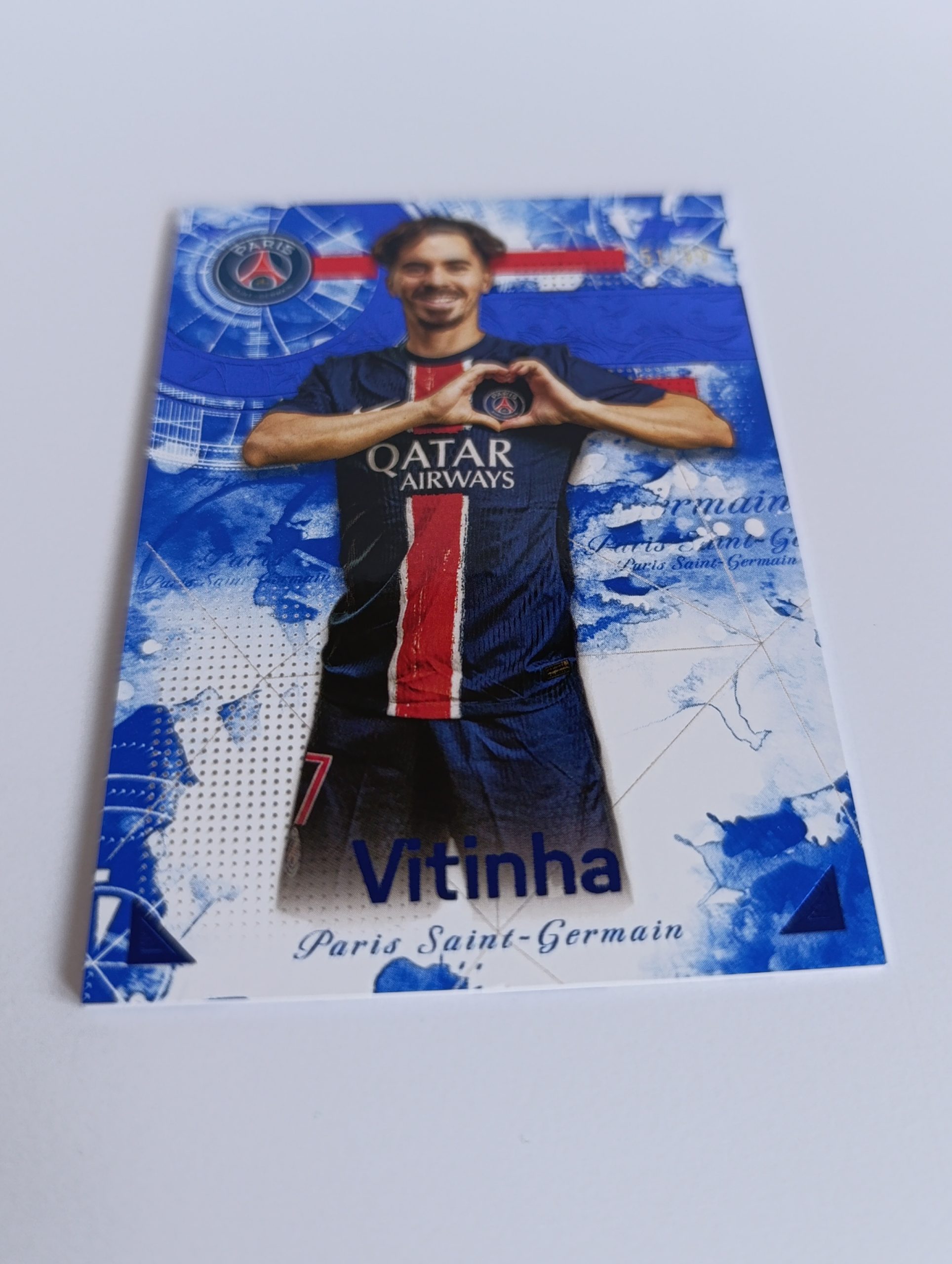Vitinha (Paris Saint-Germain, Portugalsko) – Blue Parallel – Topps PSG Official Club Product #51/99 – Obrázok 3