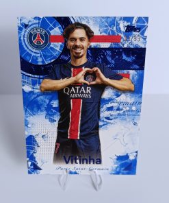 Vitinha (Paris Saint-Germain, Portugalsko) – Blue Parallel – Topps PSG Official Club Product #51/99 – Obrázok 5
