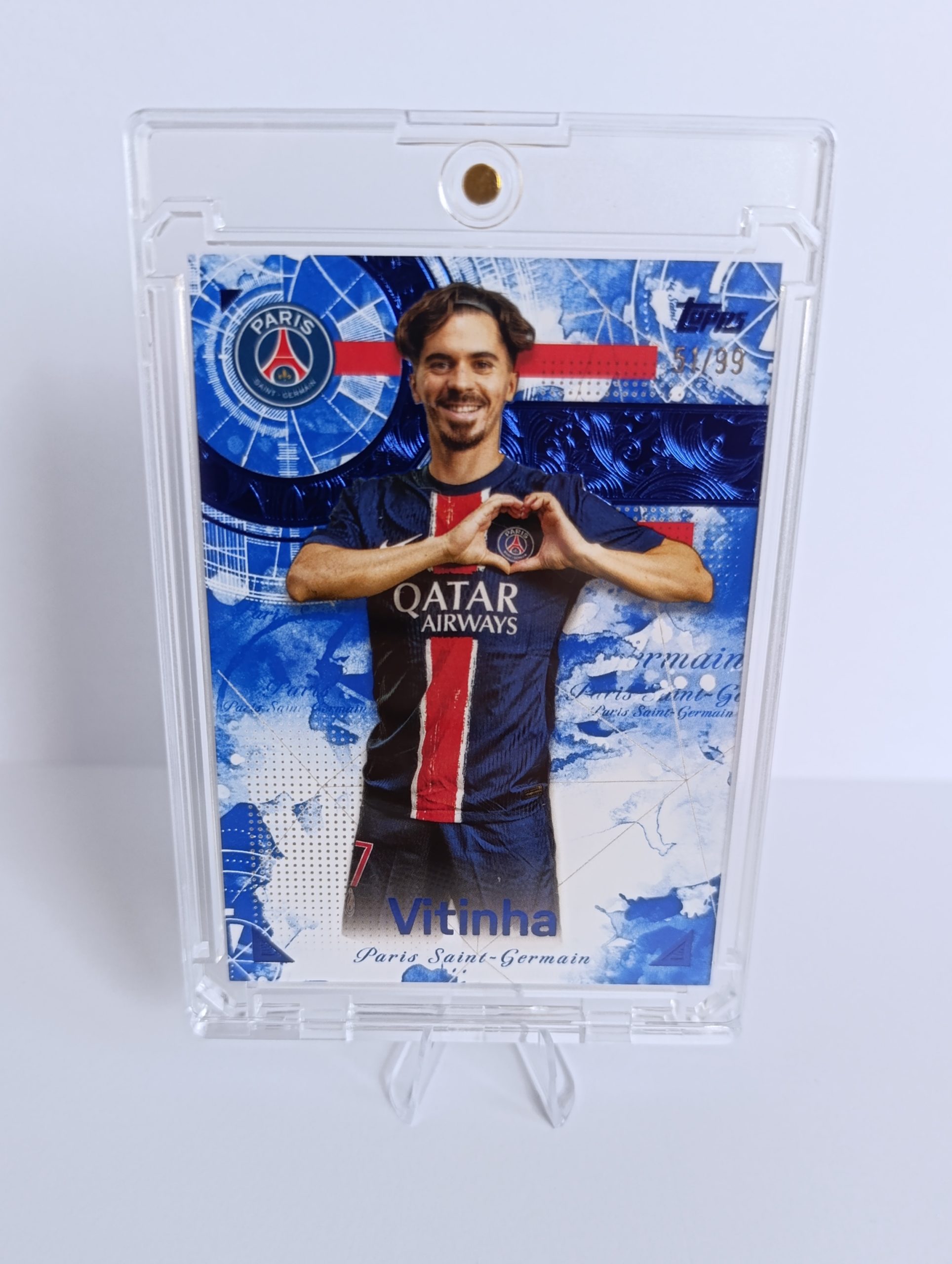 Vitinha (Paris Saint-Germain, Portugalsko) – Blue Parallel – Topps PSG Official Club Product #51/99 – Obrázok 6