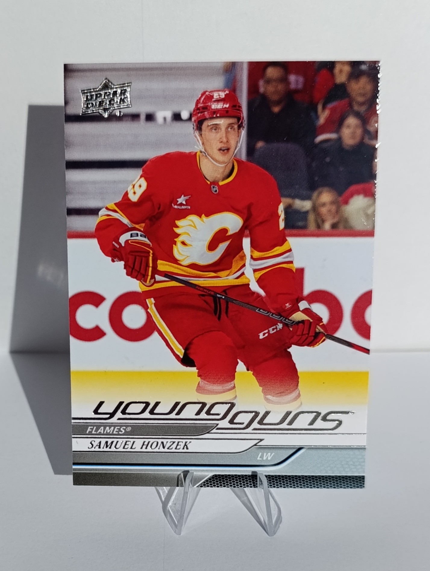 Samuel Honzek (Calgary Flames, Slovensko) – Young Guns RC – 2024-25 Upper Deck Series 2 – Obrázok 3