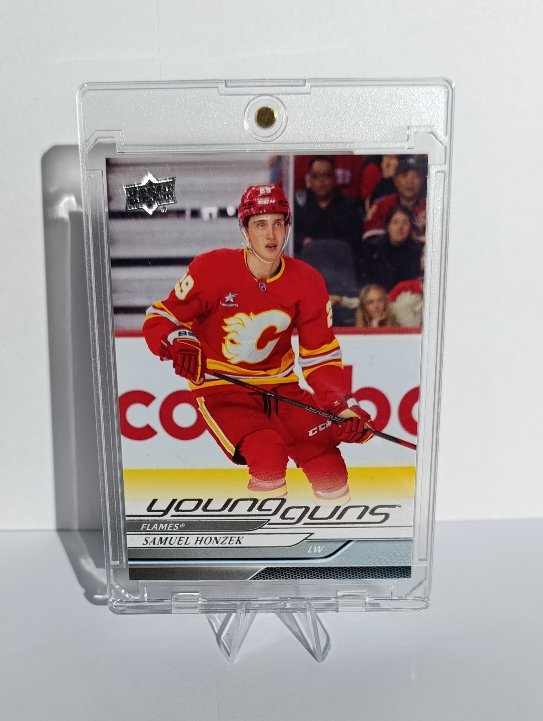 Samuel Honzek (Calgary Flames, Slovensko) – Young Guns RC – 2024-25 Upper Deck Series 2 – Obrázok 4