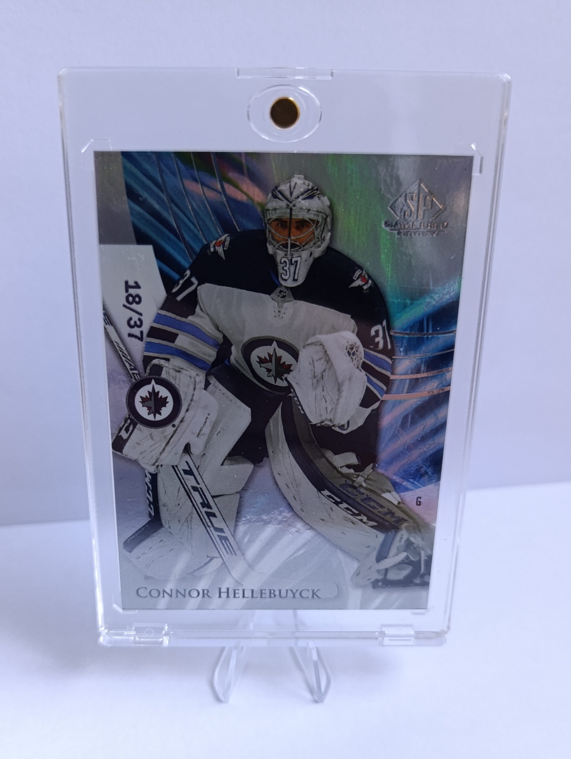 Connor Hellebuyck (Winnipeg Jets, USA) – 2020-21 Upper Deck SP Game Used #18/37 – Obrázok 6