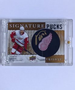 Tomáš Tatar (Detroit Red Wings, Slovensko) – Signature Pucks Autograph – Primary Logo – 2014-15 Upper Deck Trilogy – Obrázok 6
