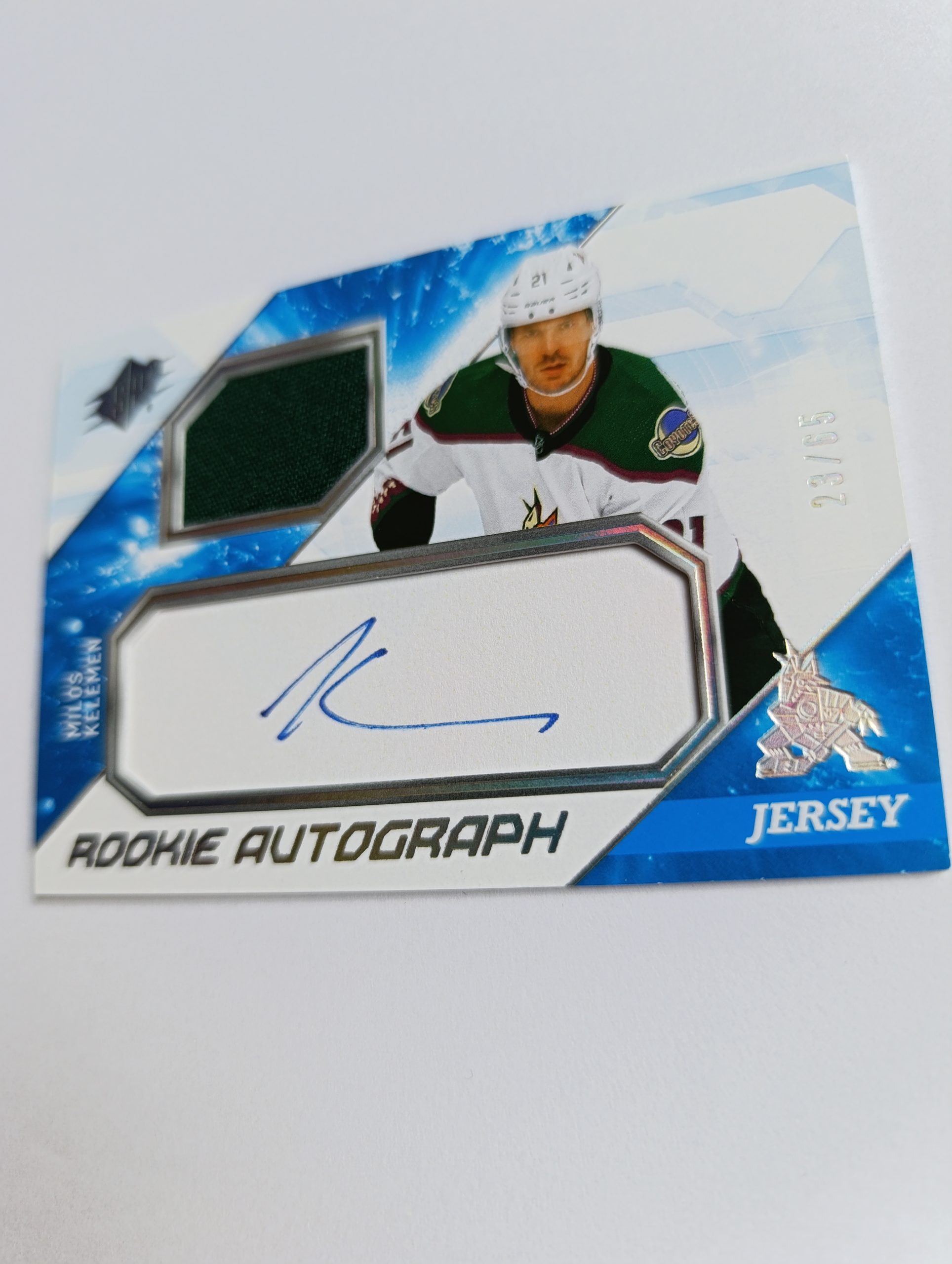 Miloš Kelemen (Arizona Coyotes, Slovensko) – 2023-24 SPx Rookie Auto Jersey Spectrum #23/65 – Obrázok 2