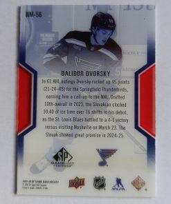 Dalibor Dvorský (St. Louis Blues, Slovensko) – 2025-26 Upper Deck SP Game Used NHL Masters #109/299 – Obrázok 3