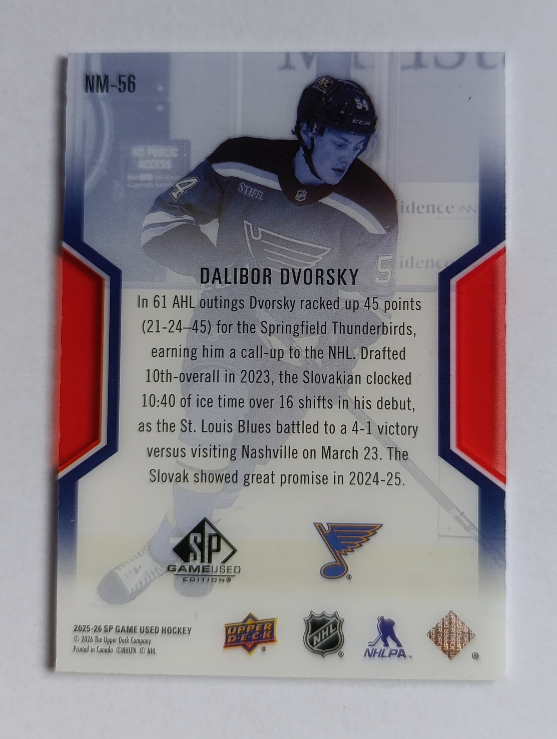 Dalibor Dvorský (St. Louis Blues, Slovensko) – 2025-26 Upper Deck SP Game Used NHL Masters #109/299 – Obrázok 3