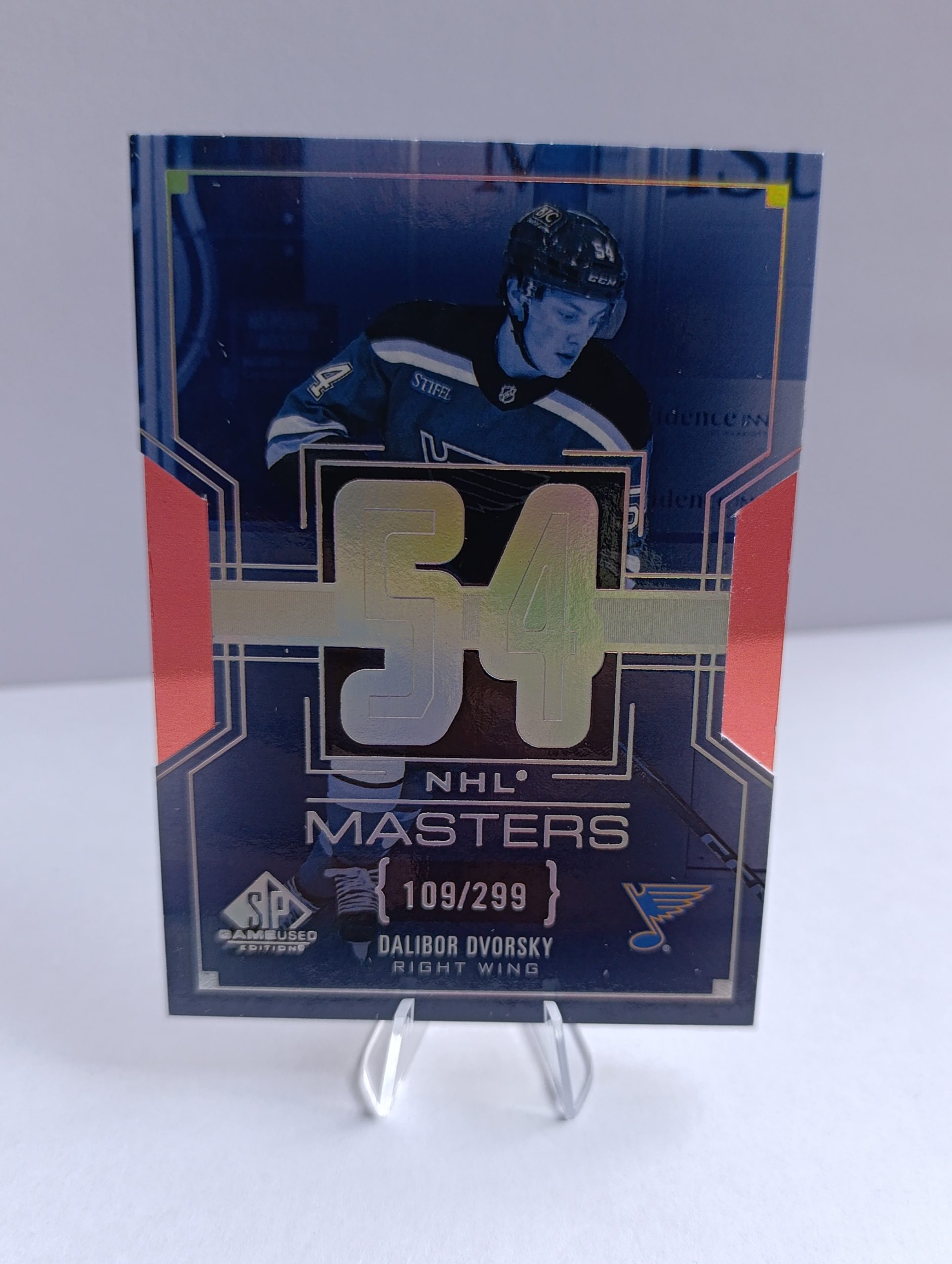Dalibor Dvorský (St. Louis Blues, Slovensko) – 2025-26 Upper Deck SP Game Used NHL Masters #109/299 – Obrázok 4