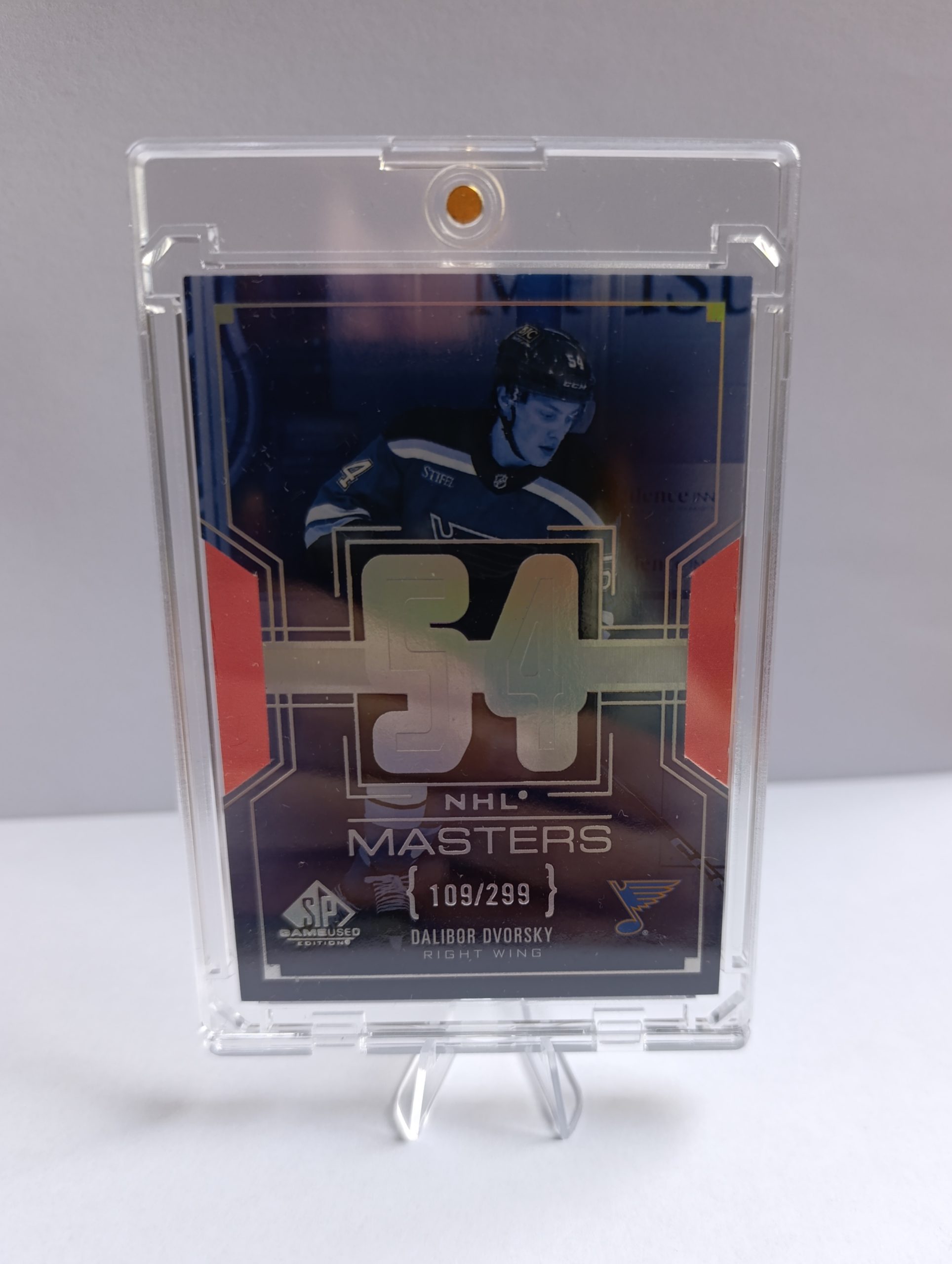 Dalibor Dvorský (St. Louis Blues, Slovensko) – 2025-26 Upper Deck SP Game Used NHL Masters #109/299 – Obrázok 5