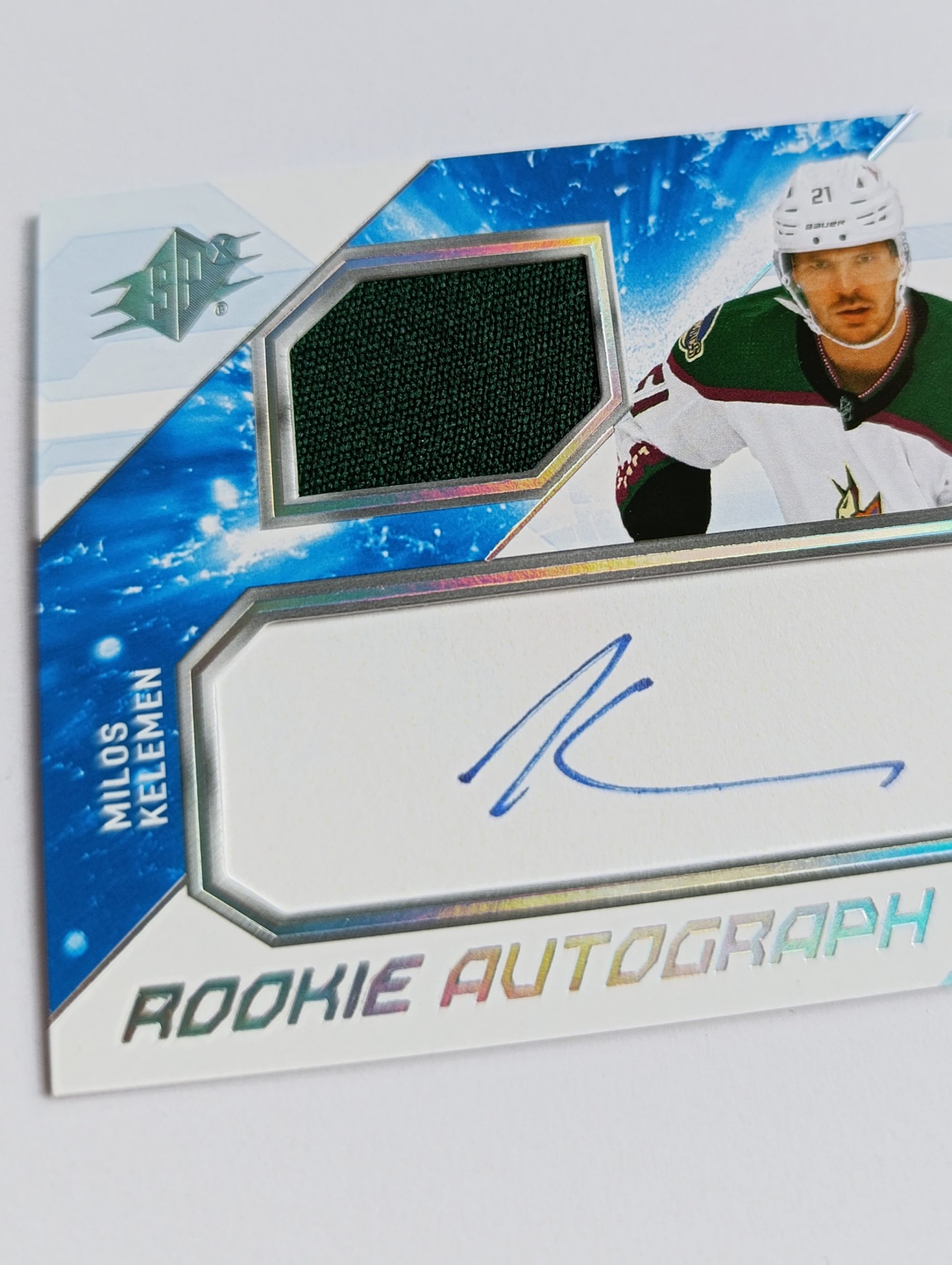 Miloš Kelemen (Arizona Coyotes, Slovensko) – 2023-24 SPx Rookie Auto Jersey Spectrum #23/65 – Obrázok 3