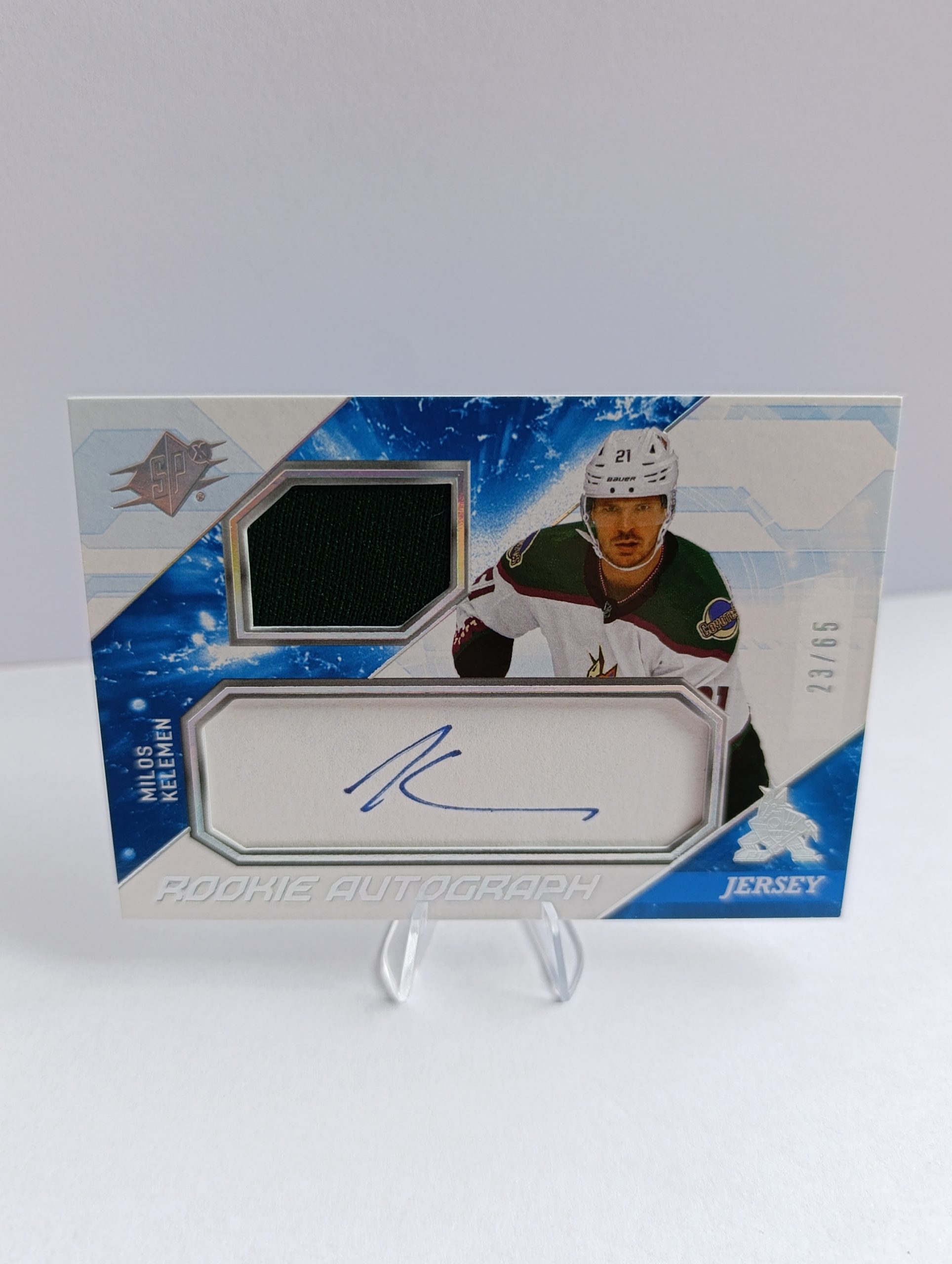Miloš Kelemen (Arizona Coyotes, Slovensko) – 2023-24 SPx Rookie Auto Jersey Spectrum #23/65 – Obrázok 5
