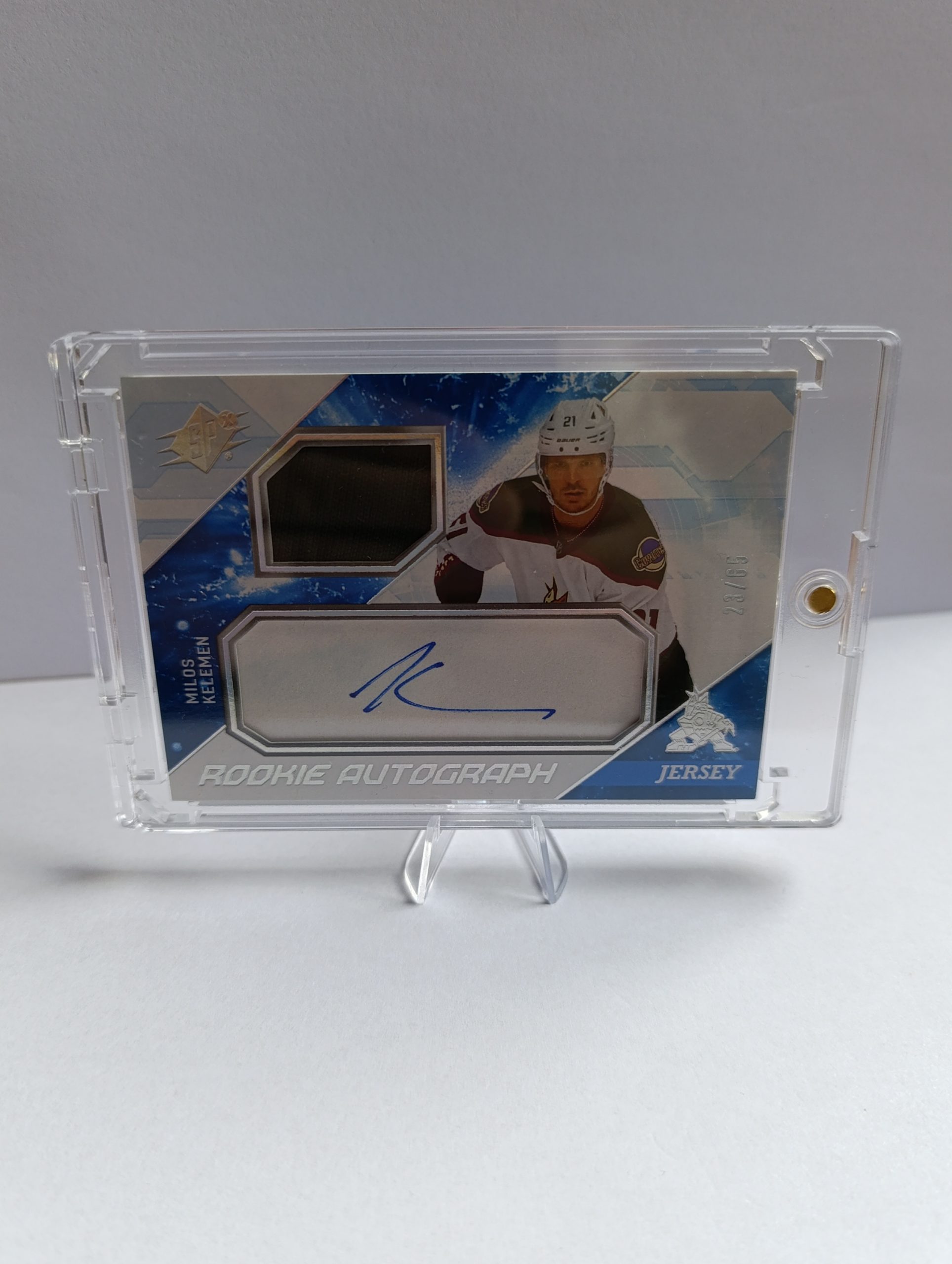 Miloš Kelemen (Arizona Coyotes, Slovensko) – 2023-24 SPx Rookie Auto Jersey Spectrum #23/65 – Obrázok 6